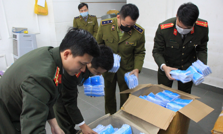 Thu giữ 120.000 chiếc khẩu trang chuẩn bị bán ra nước ngoài giữa đại dịch corona